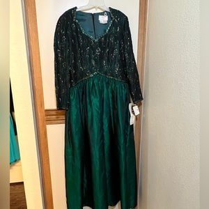 Saks Fifth Avenue Emerald Green Gown Size 16